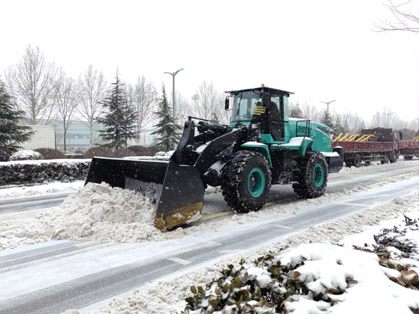 除雪保畅，尊龙凯时铁肩道义勇担重任！