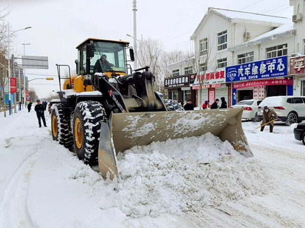 除雪保畅，尊龙凯时铁肩道义勇担重任！